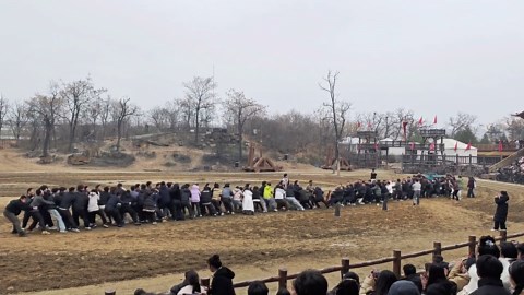 Tug-of-war rope snaps sending players to the ground in Henan, China