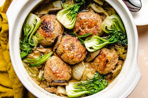 Chinese Lion’s Head Meatballs With Cabbage Stew (Shi Zi Tou, 獅子頭)