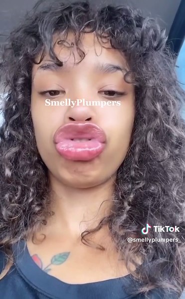 #upperlipsmelling #biglips #lipsmelling #upperlips #stankface #ducklips #lipgloss #upperlipsmellingchallenge #lipglosscombo