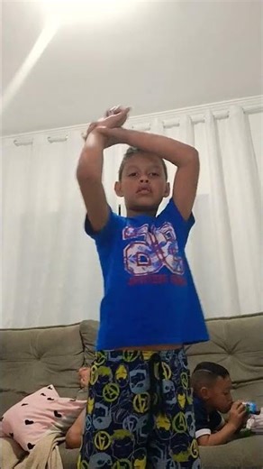 eu dançando mas minha amiga tentem ensinar mas não deu certo