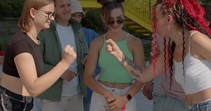 Deux filles jouent des ciseaux de papier rock, une méthode impartiale pour prendre des décisions. Résolution équitable des conflits. Jouer au hasard détermine le gagnant. Réunions sociales avant le début du jeu Groupe de personnes arrière-plan