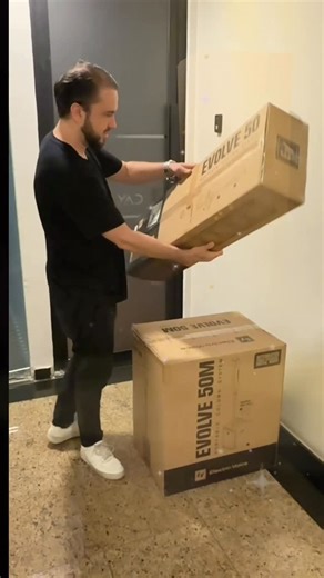 Playad® Curso de DJ / Produção Musical on Instagram: "Eu só queria um som mais potente pro fim de ano…Tava ali pensando alto: “preciso de uma caixa de som que me acompanhe nos sets, nas festas em casa, e que ainda seja fácil de carregar.” Adivinha? O meu presente de Natal chegou Quando abri a porta… era ela. A Electro Voice EVOLVE 50M. E foi amor à primeira batida. Montei ali mesmo na sala, chamei os amigos e a mágica aconteceu. Grave potente, som limpo, animação lá em cima! O tipo de caixa que 
