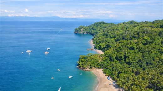 Costa escondida donde la selva se encuentra con el mar