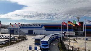 407K views · 3.3K reactions | Rolling through the heart of the Outback! 輦 Our AB triple road train, stretching 42.5 metres, is the perfect solution for the 2,700 km Adelaide-to-Perth route. By hauling over 100 tonnes in a single trip, these giants of the road reduce emissions by consolidating freight into one streamlined unit.  #Mainfreight #RoadTrain #SustainableTransport | Mainfreight | Facebook