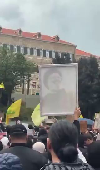 🇱🇧🇮🇱 Hezbollah supporters stormed the streets in Beirut, gathering outside the PM’s office, protesting any talks with Israel and the Lebanese government.