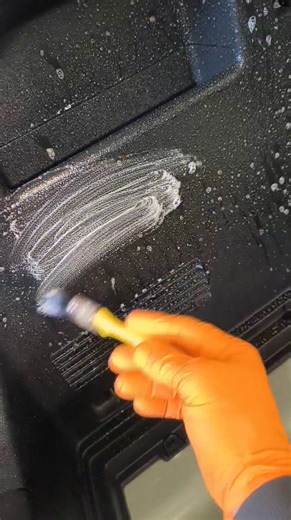 Pulizia profonda degli interni auto! Macchie, odori e sporco? Nessun problema! Ci occupiamo di sedili, tappeti, plastiche e vetri con prodotti professionali. Servizio a Tirano e in tutta la Valtellina! 📍 Viale Italia 163, Tirano 📞 3513434975 #chimicainterna #puliziaauto #tirano #valtellina #detailingcar #servizioprofessionale #autopulita | Evi Cleaner