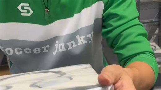 Alienware外星人电竞耳机售后政策为一年内只换不修，适合游戏玩家日常使用。低延迟、高清音效体验流畅，长时间佩戴舒适，实测续航稳定，解决音画不同步痛点。