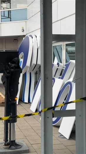 I år fyller Color Line 35 år! ⛴️🎉🥳 Det var en passende anledning til å bytte Color Line-skiltet på toppen av Hjortnes. Ble det ikke fint? 🤩 #colorline | Color Line