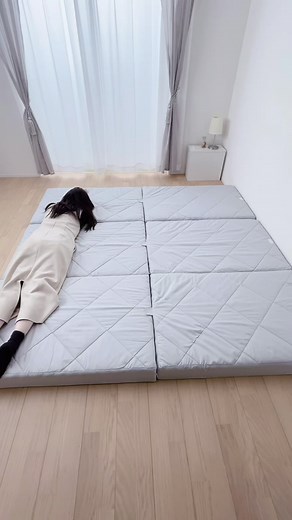 優秀すぎる！三つ折りマットレスが届いた💭🪽 ベッドにももちろんおすすめだし連結もできるから家族で使うのもおすすめ👪 #三つ折りマットレス #マットレス #ファミリーマットレス #ベッド #プレイマット #rasik