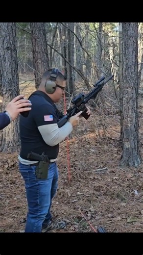 Special agent David, actual combat 2 gun transition training.