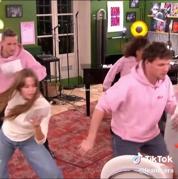 La team rose pureee LE 2 🩷!!!!!!!!!! #leane #starac #pourtoi #fyp #LESROSESAUCHATEAU