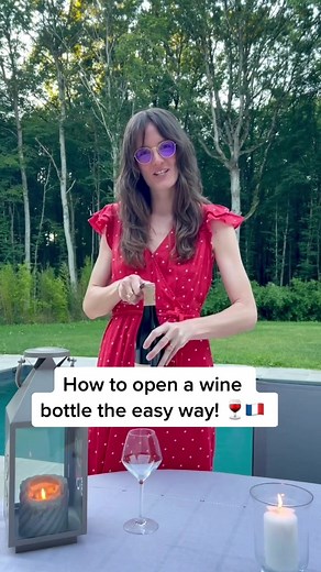 Did you know this little trick to open your wine bottles? Faster and safer when possible (some wrapers can be too stuck to the bottles to be pulled out though) #french #wine #learnfrench #winetok #wineeducation #france