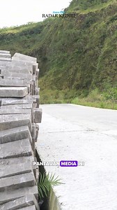Para pengunjung objek wisata Gunung Kelud bisa lebih leluasa mengeksplorasi keindahan kawah tahun depan. Jika saat ini pengendara harus menggunakan jasa ojek, ke depan sepeda motor bisa naik hingga mendekati kawah. Pemkab Kediri tengah menyiapkan tempat parkir kendaraan di akses jalan menuju terowongan. Untuk diketahui, pembangunan jalan menuju ke puncak Kelud sudah selesai 2 Juni lalu. Setelah pembangunan jalan selesai, Dinas Pekerjaan Umum dan Penataan Ruang (PUPR) Kabupaten Kediri membangun t