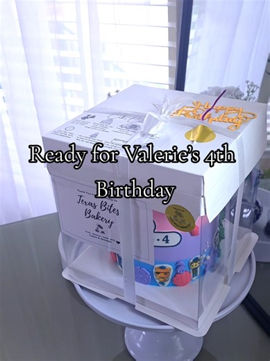 Birthday pickup day is always special. This Octonauts-themed cake is packed and ready for Valerie’s 4th birthday celebration, and moments like this are why we love what we do. There’s nothing better than knowing a cake is about to be part of a child’s big day. And don’t worry, all our cakes come with a candle and a cake topper, so if you forget one while planning your event, we’ve got you covered. ✨ Educational Tip: Clear cake boxes help protect delicate cake decorations while still letting the 