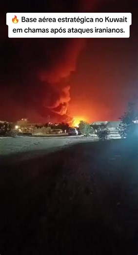 🔥 Base aérea estratégica no Kuwait em chamas após ataques iranianos. A Base Aérea de Ali Al Salem, no Kuwait, foi atingida por ataques de drones e mísseis iranianos, segundo relatos e imagens divulgadas nas últimas horas. A instalação abriga unidades da Força Aérea dos Estados Unidos e do Kuwait e é considerada uma das posições militares mais importantes para operações americanas no Golfo. Os ataques fazem parte da escalada direta do conflito entre Irã, Estados Unidos e Israel, que nas últimas 