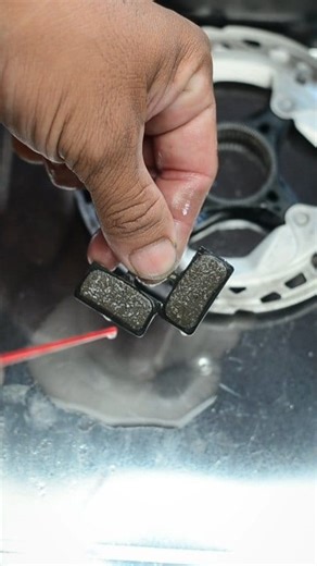 Time to Clean the brake pads 😊 WD-40 ไม่ได้มีดีแค่น้ำมันอเนกประสงค์ น้ำยาล้างผ้าเบรคดีๆก็มีนะครับ #bikeservice #bikemaintenance #cycling #diy #wd40 #roadbike | Thanapong Nueangjamnong