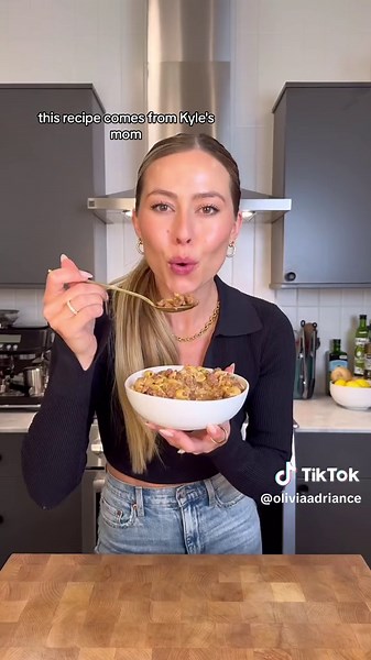 GF DF HAMBURGER HELPER✨ we're putting a gluten-free, dairy-free spin on this comforting classic that so many of us grew up eating! We're also upping the protein by using beef bone broth and a chickpea pasta because we're in our #proteinera and are focusing on what we can ADD to meals (ie. protein) to make this more satiating, blood sugar and hormone balancing, and delicious! 🙌🏻 I hope you love this healthier and protein-prioritized spin on hamburger helper! Ingredients: 2 pounds ground beef 2 