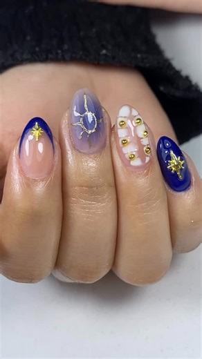 Nails By Mercy on Instagram: "Azulitas y bonitas, uña natural con blindaje de Hard Gel, algunos destellitos y efecto espejo para darle el toque 💖 #uñasguate #uñasvillanueva #uñasguatemala #ciudadreformadores #nailart #gelnails #nailsnailsnails #uñasbonitas"