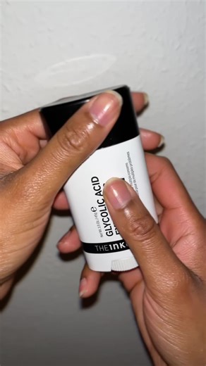 It’s funny how this only happened on one hand. #glycolicacid #theinkeylist #hyperpigmentation #DealDrops #testaoc