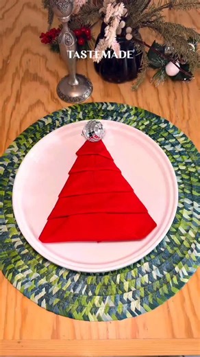 ¿Cómo doblar una servilleta de tela para Navidad? Esta forma de pino de Navidad quedará increíble en tu mesa navideña. #TMHogar #decohome #DIY | Tastemade Español