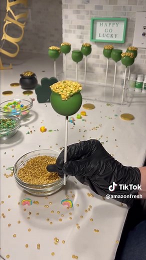 Feelin' lucky? Try shaping your cake pops into little pots of gold! 🎥: @Mer Greeby
