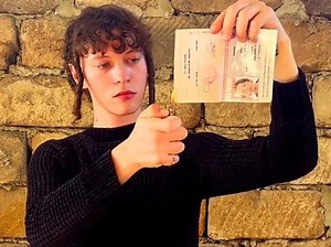 Певец Шарлот прилетел в аэропорт Пулково, сразу после приземления борта из Еревана его задержали полицейские и в наручниках увели в отделение.