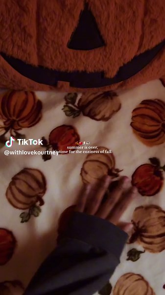 that cozy fall feeling >>> 🍂🍎🌬️ #cozytok #cozytoks #cozycore #cozycorevibes #cozycoreaesthetic #cozyvibes #cozyaesthetic #autumnaesthetic #fallaesthetic #autumnal #autumnvibes #fallvibes #falltok #autumntok #cozyhome #cozylifestyle #fallweather #autumnweather