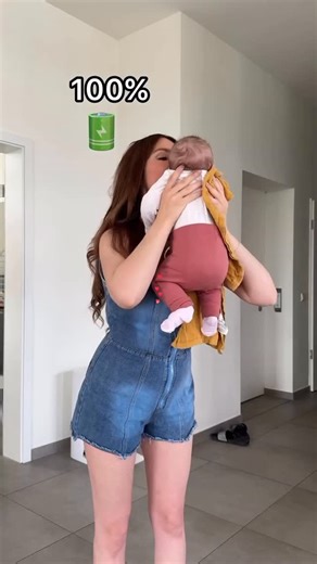 ‎ורד ובר - ורדולה 🌹 הריון | הנקה | ייעוץ שינה | עיבוד לידה‎ on Instagram‎: "את מתחילה את הבוקר עם הרבה אנרגיה. יש לך כוחות, יש לך אהבה, יש לך רצון לתת לו הכול. ואז מתחיל היום: את מחזיקה, מאכילה, מחליפה, מרגיעה, מחבקת. ואת עושה את זה באהבה גדולה ❤️ אבל בכל שעה שעוברת, את מרגישה איך הכוחות שלך לאט־לאט נגמרים. כי גם אהבה גדולה לא מחליפה שינה, אוכל, מקלחת ואת הצורך רגע להיות עם עצמך. ואני רוצה להזכיר לך משהו חשוב: את צריכה לדאוג גם לעצמך, כדי שתוכלי להמשיך להיות שם בשבילו. תופתעי איך אפילו 5-10 דקו