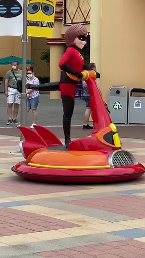 Elastigirl aux Walt Disney Studios. #theincredibles #disneylandparis #disneyland #disney #pixar #elastigirl