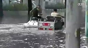 天津暴雨街道成河 男子积水中开摩托艇sh.58w.cn