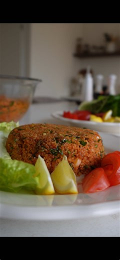 🇺🇸kısır-Turkish bulgur salad 🇳🇱Kısır- Turkse bulgursalade 🇹🇷 Kısır ( tarifi yorum kısmına sabitliyorum) Ingredients: 350g fine bulgur 500ml lukewarm water 1 onion 100ml olive oil 1 tbsp tomato paste 1 tbsp red pepper paste 2 tsp salt 1 tsp cumin 1 tsp chili flakes 1/2 tsp black pepper 1 lemon juice 60 ml pomegranate molasses ( optional) Preparations: -Place Bulgur in a large bowl, pour water over it, cover and let the bulgur soak the water. -Slice onion thinly, heat the olive oil in large 