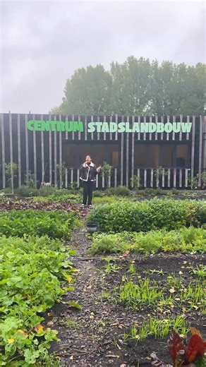 🥕🌱 Wist je dat Almere de grootste moestuin van Nederland heeft? In Oosterwold kweken bewoners hun eigen groente en fruit, helemaal natuurlijk! Zin om mee te smullen? Kom langs bij het Centrum Stadslandbouw en proef de oogst van Almere! 🍅🛒 | Visit Almere