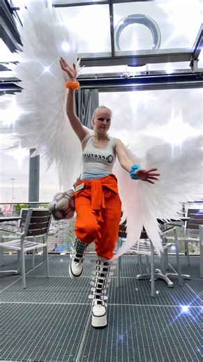 I believe I can FLYYYY!!! ⛓️‍💥✖️💙🧡 #cosplay #portal #chell #videogamecosplay