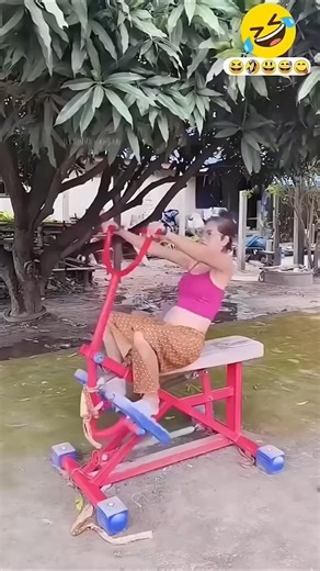 #Giahao23-humor kaka😆🤣A funny situation involving a beautiful girl doing sports and exercise.