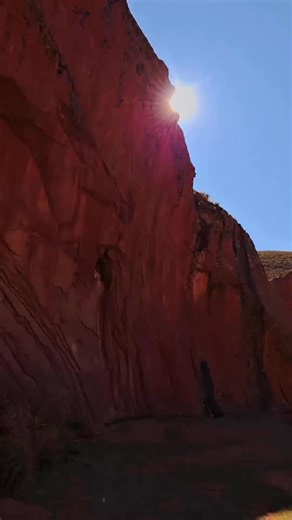 El Oasis” en Inca Cueva, Jujuy. Por @sd_fotografias Un tesoro natural en la Quebrada de Humahuaca. Sus imponentes paredes rocosas guardan petroglifos milenarios que cuentan historias de antiguas civilizaciones. Paisajes que quitan el aliento y conectan con la energía de este lugar sagrado. ##argentina #visitargentina #turismoargentina #respiraargentina #viajar #argentina #jujuy #travelphotography #travelblog #travelgram #travelgram | Respira Argentina