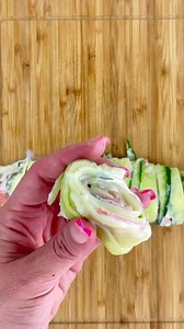 🥒 Concombres Rolls 🥒 Pour l’apéro avec un ti cocktail 🍸 cette année pour la 1ere fois, on ne part pas en vacances mais il y a quand même de belles nouvelles qui arrivent. Oui, il y en a plusieurs 🥰🥰🥰 J’ai hâte de vous en parler !!! Et vous ? Vous partez ou pas en vacances ? Peu importe où tu es, tu peux faire cette recette hyper simple !! ✔️concombre ✔️fromage frais ✔️Aneth ✔️saumon ✔️avocat ✔️graines de sésame —- #mimicuisine #concombre #fruitsetlegumesdesaison #fromage #saumon #saumonfum