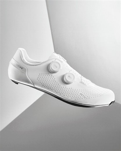 進化したVelocisロードシューズが登場 伸縮性とコンプレッション機能を備えたファブリックが足にぴたりとフィットする「METNETテクノロジー」搭載。さらに最上位モデルRSLと同じ「Proラスト」とフィット感の微調整を叶える「BOA® L6 Dial Z」を追加し、快適性がさらに向上した。 詳しくは👇 🔗https://trek.bike/fb_0328velocis | Trek Bicycle