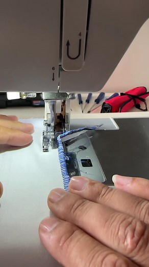 Calcador que transforma máquina doméstica em overloque e viés
