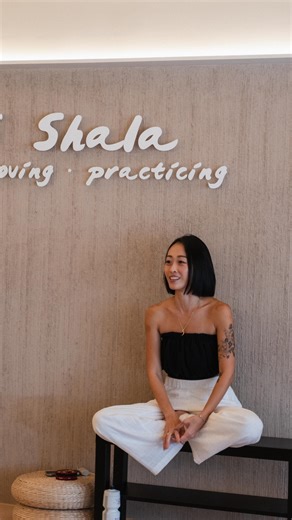 『 Challenge 』 多數練習者對於”挑戰”這詞 往往會解讀為嘗試更深更進階的體式 那可能是思維還停頓困在 將自己或他人的程度以體式做基準 似乎瑜伽練習僅透過動作來衡量（？） 然而真正的挑戰是”狀態” 當進階練習者回歸基礎能保持平靜不煩躁 當初階練習者面對高強度能冷靜不慌亂 無論什麼情況都可以安住在當下 心緒不受影響也不產生波動 YS 1.2 - Yogas citta vritti nirodhah 影片分享今日寰宇專班手平衡串聯 個人認為做不做得到沒那麼重要 該在意的是練習過程中是否絕對地投入 稍縱即逝的每一刻結束後是否能全然放下 培養謙卑的心與收放自如的底氣 這才是能讓我們在日常生活點滴中 面對難關時重獲平靜的品質 @ys_shala 開課中！ 週一 18:45-20:15 寰宇基礎 週四 14:00-15:30 寰宇進階 兩堂課的體式設定皆為混合程度 區別在於課程的節奏與目標 基礎偏慢求穩（適合剛接觸寰宇練習的學員） 進階偏流動求定（適合有寰宇經驗的學員） #universalyogawithabby #beinglovingpracticing | 瑜珈小人物