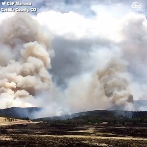 Timelapse video shows Colorado wildfire gaining strength amid strong winds yesterday. A 52-year-old man has been arrested for starting the wildfire, which has spread to tens of thousands of acres. https://abcn.ws/2z7RyJR | ABC News