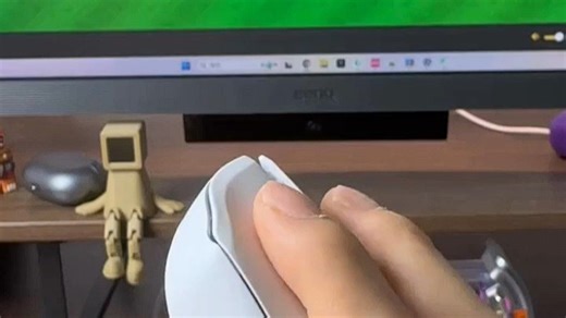 多键游戏鼠标，快捷键设置超实用——告别繁琐操作，一键制胜！无论是激烈团战还是日常办公，自定义按键轻松应对各种场景。搭配人体工学设计，长时间使用不疲劳，助你游戏表