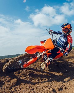 1K views · 11 reactions | KTM 85 SX 2025 - nuova al 75% e costruita per i campioni! Lanciati nella competizione con la nuova KTM 85 SX. Con un lungo elenco di aggiornamenti e lo stesso livello di componenti di alta qualità e attenzione ai dettagli delle sorelle maggiori, non sorprende che questa moto a 2 tempi sia destinata a dominare la pista di motocross. Per scoprirla, link in bio! #KTM #ReadyToRace #KTMOffroad #NothingHasChanged #KTM85SX #Motocross #2Stroke | KTM ITALY | Facebook