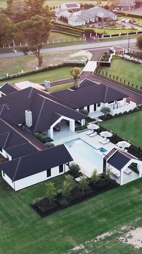 In Annangrove, this exceptional modern farmhouse featuring COLORBOND® steel Monument® in a Matt finish redefines rural living. Every detail speaks to restraint and elegance, creating a home that feels both grounded and effortlessly refined 🤩 Construction: @cunninghamcustomhomes Location: Annangrove, New South Wales | COLORBOND steel