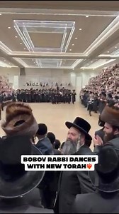 Bobov Rabbi dances with new Torah❤️‍🔥 | Der Muzikant