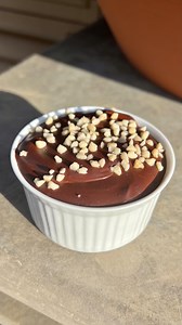 BUDINO CACAO e MANDORLA con soli 4 ingredienti 🤎 INGREDIENTI: 250 g latte di mandorla 15 g cacao @bowlpros 20 g amido di mais 10 g sciroppo d’acero @bowlpros PROCEDIMENTO: In un pentolino scasiamo tutti gli ingredienti e mescolarmi con una frusta per evitare che si formino grumi. Quando avremo ottenuto una consistenza vellutata e simile a quella di una crema pasticciera, versiamo il composto in una ciotolina e, una volta raffreddata completamente, la trasferiamo in frigo per qualche ora. #budin