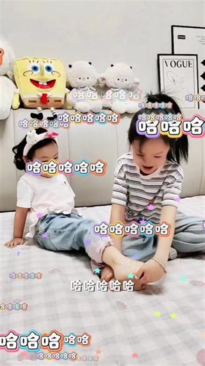 挠脚心游戏，姐妹俩的趣味时刻#挠痒痒 #助手抖音#亲子#日常互动,脚丫趣味互动- 抖音