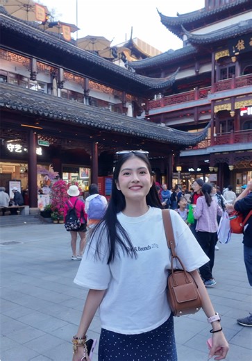 We’ll be back for sure. Bitin eh HAHA! Lmk if you’re also planning a trip to China-malamig pa rin in fairrr. Btw, tourist spot names are based sa binigay na list ng tour guide namin, so feel free to correct me if may mali hehe. #fyp #travel #minivlog #travelvlog #shanghai #china #thebund #nanjingroad #disneyland #disneytown #zhujiajiao #yuyuangarden #chenghuangmiao #bfc