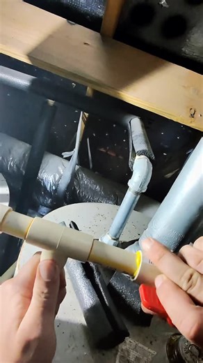 Julian Lohse on Instagram: "Replacing a 3/4” ball valve and repairing a leak at tank connection.#plumbing #labor #plumb #valve #water"