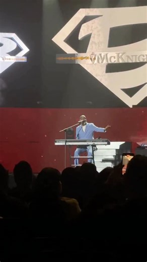 Brian McKnight menjadikan lagu “Everything” sebagai momen paling personal saat tampil di Balai Sarbini, Jakarta, Jumat. Di tengah konser, penyanyi R&B asal Amerika Serikat itu berhenti sejenak untuk berbagi cerita tentang perubahan pandangannya terhadap cinta dan hidup. Ia mengaku dulu meragukan konsep cinta seperti yang sering digambarkan dalam film dan lagu, hingga akhirnya bertemu sang istri, Leilani McKnight, yang membawa perubahan besar dalam hidupnya. Perubahan tersebut memengaruhi cara Br