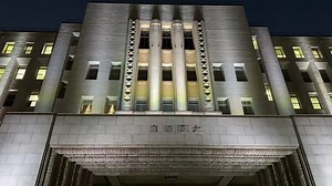以前府民文化常任委員会に属していた時に、年末に開催される″光の響宴″に合わせて、府庁本館もライトアップしてみてはどうか？と提案してみた事がありました。時期は異なりますが、明日から築100年の歴史ある大阪府庁のライトアップが始まります。今回の写真はその点灯パターンの一部、基本は毎日点灯の仕方が変わります。明日は18時から府庁正面（大阪城側）にて点灯式が開催されます。府庁と同年齢の明治製菓とコラボ、明日はミャクミャクだけでなくカールおじさんも参加、キッチンカーも出店です。宜しければ覗きにお越し下さい。#ライトアップ#日本最古の議場#大阪府庁#東大阪市#大阪府議会議員#大阪維新の会
